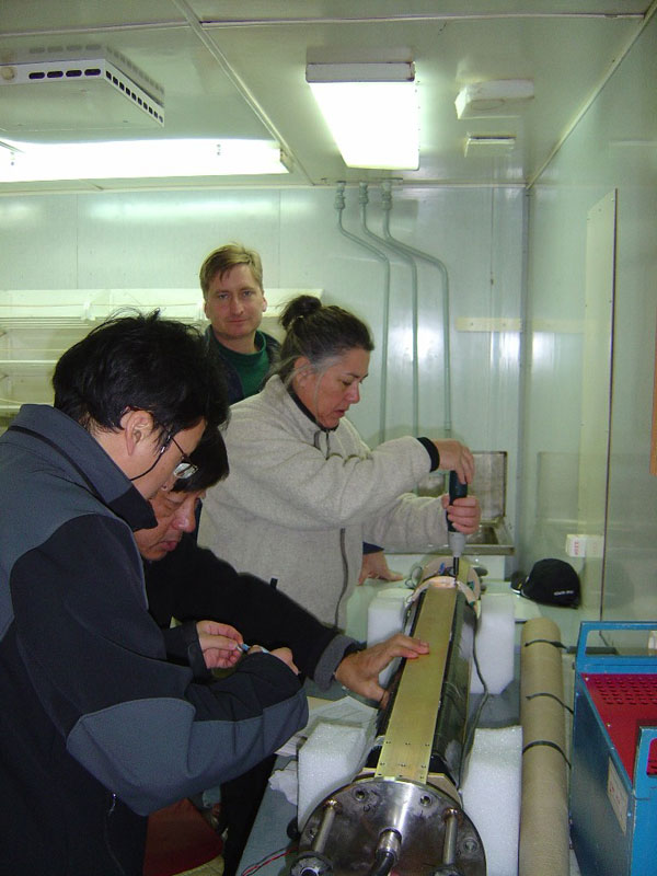 Assembling the hydrophone in the Geological Lab on the Yuzhmorgeologiya.