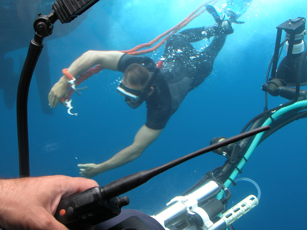 Vasilis Stasinos attaches large ropes to the Thetis submersible.