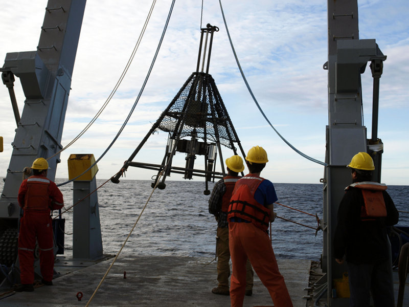 Javier, Keith, Ben and Eulogoio bring the precious sediment samples from the multi-corer safely on board.