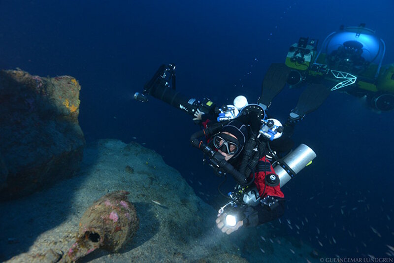 A Global Underwater Explorer diver works in tandem with a manned submersible.