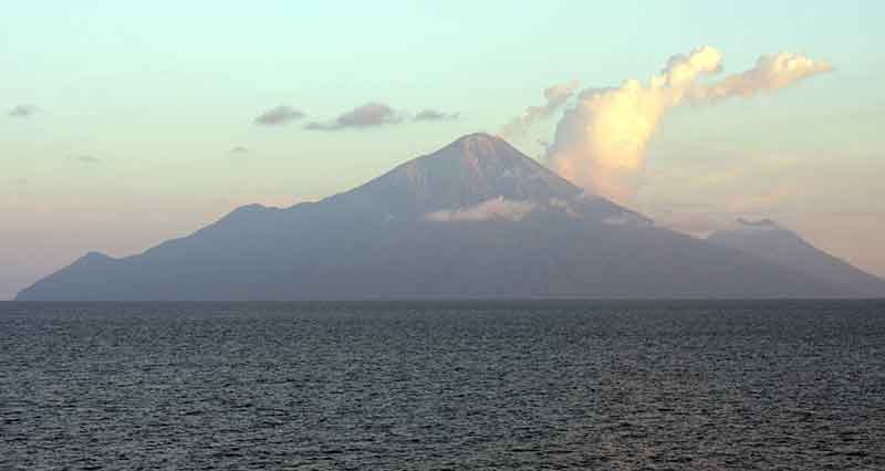 Siau is an active volcano rising 1827 meters above the ocean, and dropping steeply into the sea. The Sangihe islands are composed of several small islands distributed in a north-south direction. Siau Island is one of them, located 40nm to the south of the main Sangihe Island.