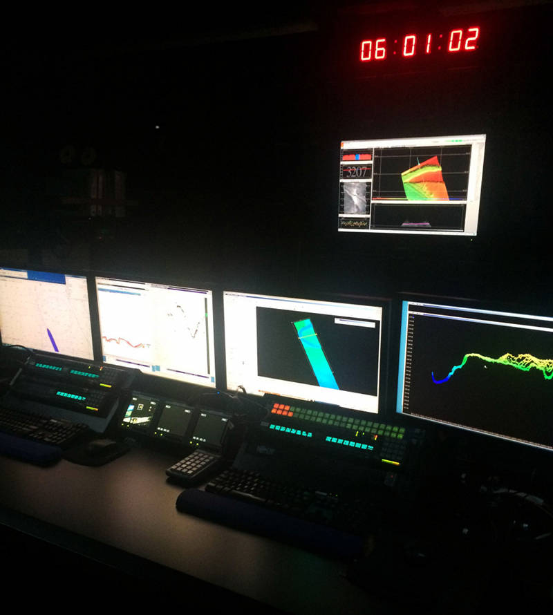 Control room screens: digital nautical charts; data acquisition screens from sonars; multibeam data processing.