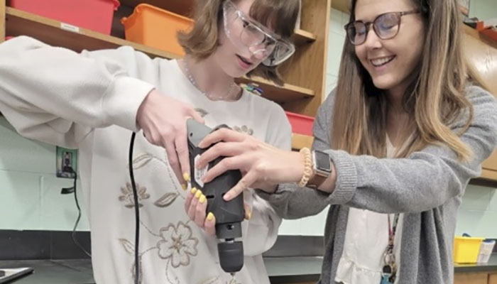 Students in rural Kentucky “Dive Deep into Marine Biology” through a new STEM curriculum featuring an engineering design challenge to construct and fly remotely operated vehicles. Image courtesy of Emily McAfee.