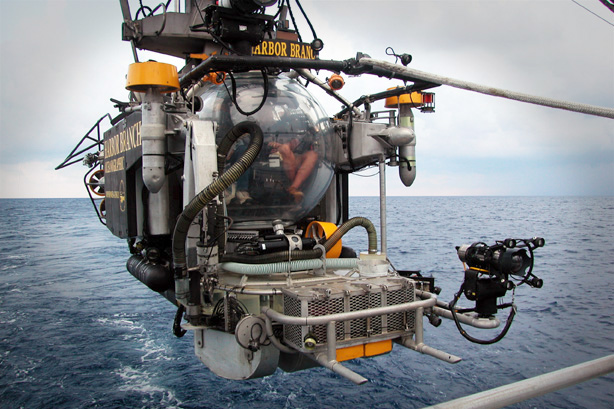 Johnson-Sea-Link submersible in mid-deployment