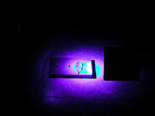Test setup with blue-emitting flashlight