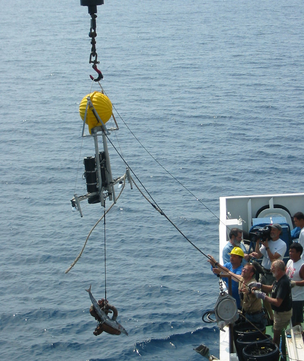 Fig. 1 The RopeCam dangles above the sea.