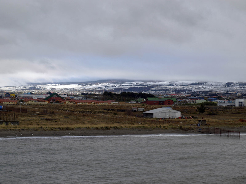 uds lifted on Thursday and the wind abated, those who took time to look up from their work were treated to a surprise, there was fresh snow on the low hills surrounding Punta Arenas, extending all the way down to the outskirts of town.
