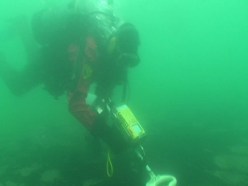 Randolph Beebe using an underwater metal detector to search for metallic artifacts in the vicinity of the so­called “Chainplate Wreck.”