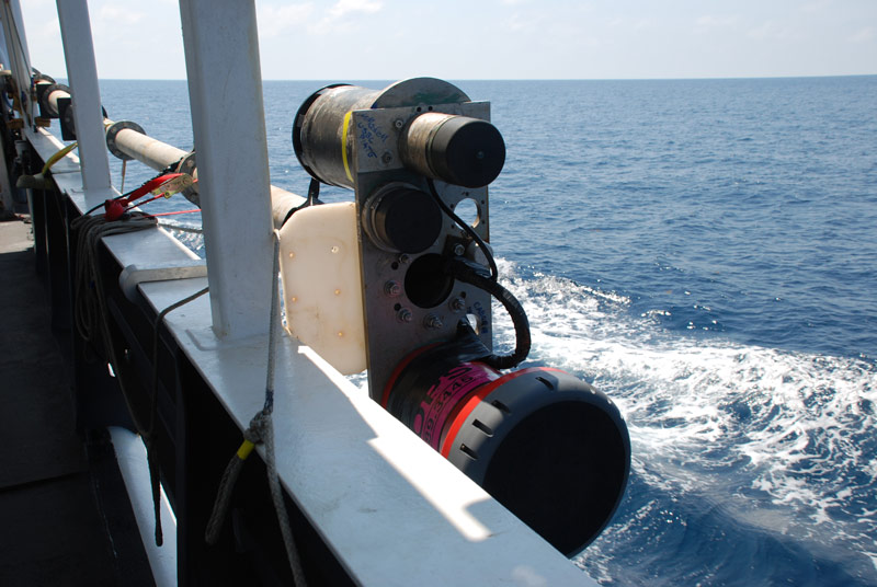 The AUV team troubleshoots the pole in the strong current alongside the ship.