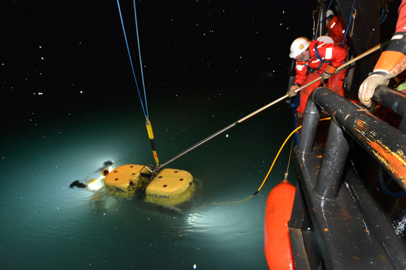 Kevin Joy hooks the ROV Kraken2 during a snowy ROV recovery.