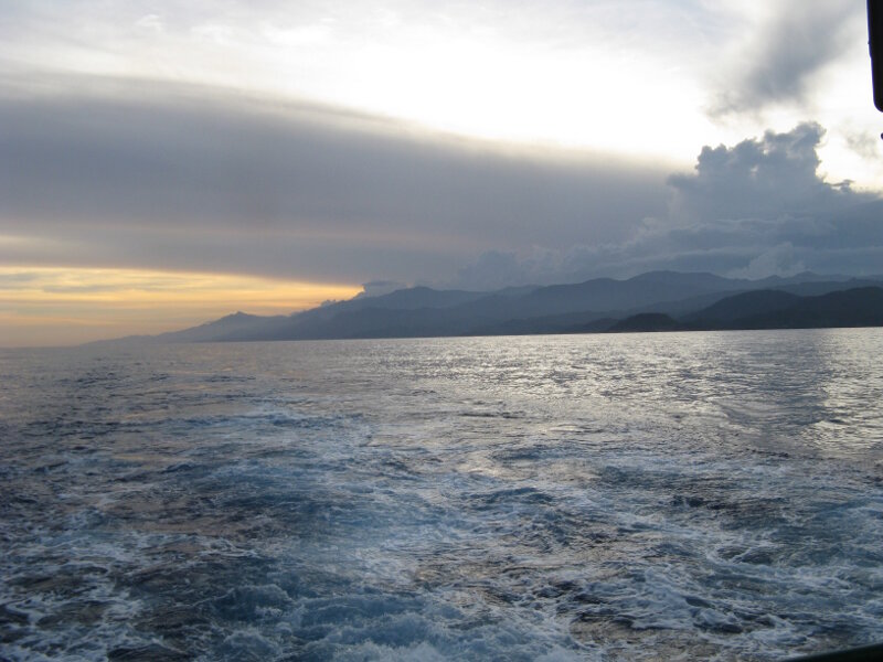 La Sierra Maestra es una cadena montañosa que se extiende a lo largo de la costa en el sureste de Cuba, levantándose abruptamente desde el mar. Esperábamos que estas terrazas marinas emergentes corrieran hasta la Fosa de Cayman. En su lugar encontramos un fondo arenoso o barroso, con roca coralina que corría suavemente a 170 metros de profundidad