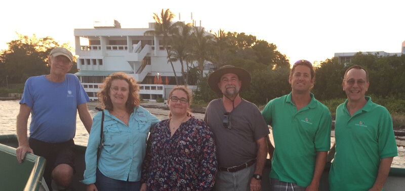 Antes de la partida el grupo cientifico (izquierda a derecha: John Reed, Cris Diaz, Stephanie Farrington, Lance Horn, and Jason White) junstos a Rich Behn, UM’s Director of Marine Operations.