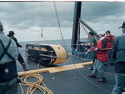 Recovering the sidescan sonar instrument on the deck of the Auriga