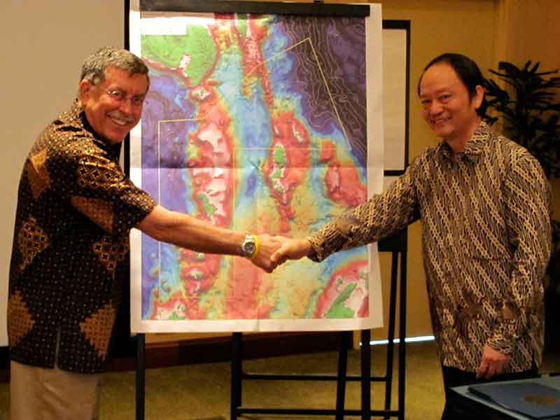Para Kepala Peneliti INDEX-SATAL 2010 Dr. Sugiarta dan Dr. Steve Hammond berjabatan tangan setelah menyepakati perencanaan wilayah operasional untuk ekspedisi musim panas ini.