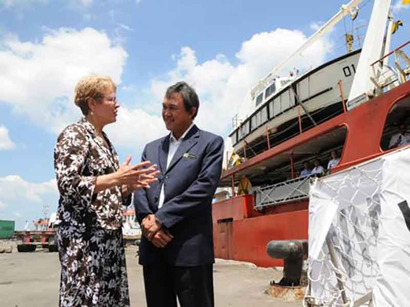Head of the Indonesian Agency for Assessment and Application of Technology (BPPT) Dr. Ir. Marzan A. Iskandar welcomes Dr. Jane Lubchenco, NOAA Administrator, to the Indonesian research vessel <em>Baruna Jaya IV. </em>The shipboard discussion with Indonesian senior officials including Vice President Boediono focused on U.S.-Indonesia scientific cooperation including the ocean exploration partnership.