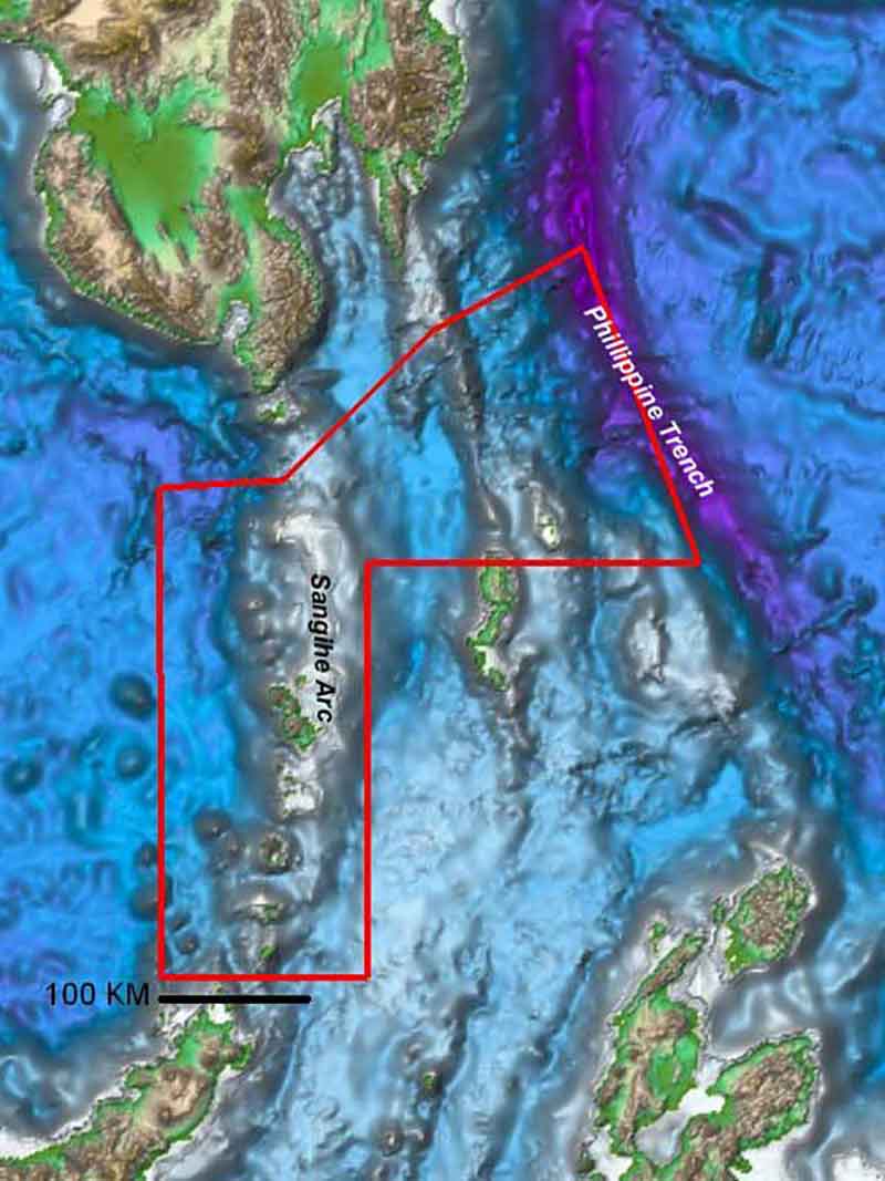 Peta yang menunjukkan daerah yang dijelajahi selama Ekspedisi INDEKS 2010. Daerah ini mengandung kerumitan geologi dan fitur bawah laut yang luar biasa, termasuk parit Filipina laut-dalam, dan busur Sangihe yang aktif secara vulkanik.