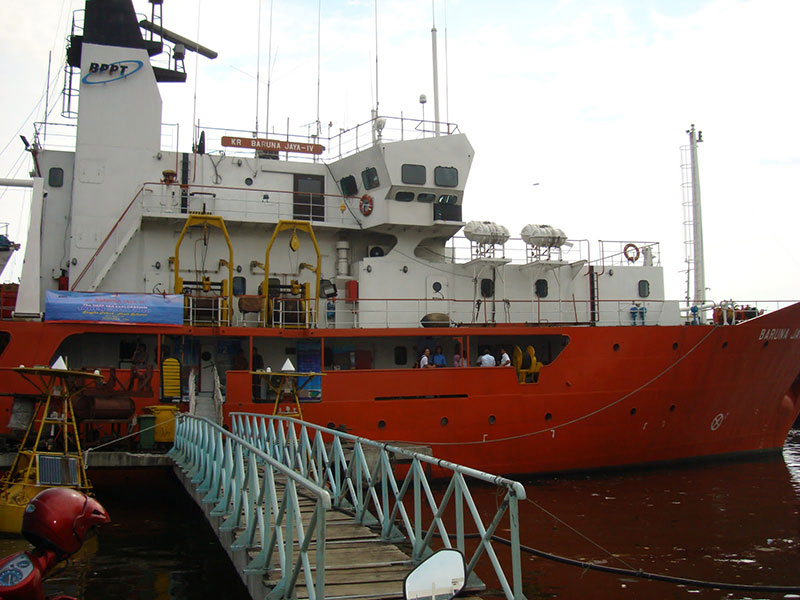 >The <em>Baruna Jaya IV</em> welcomes visitors aboard before she sails for North Sulawesi.
