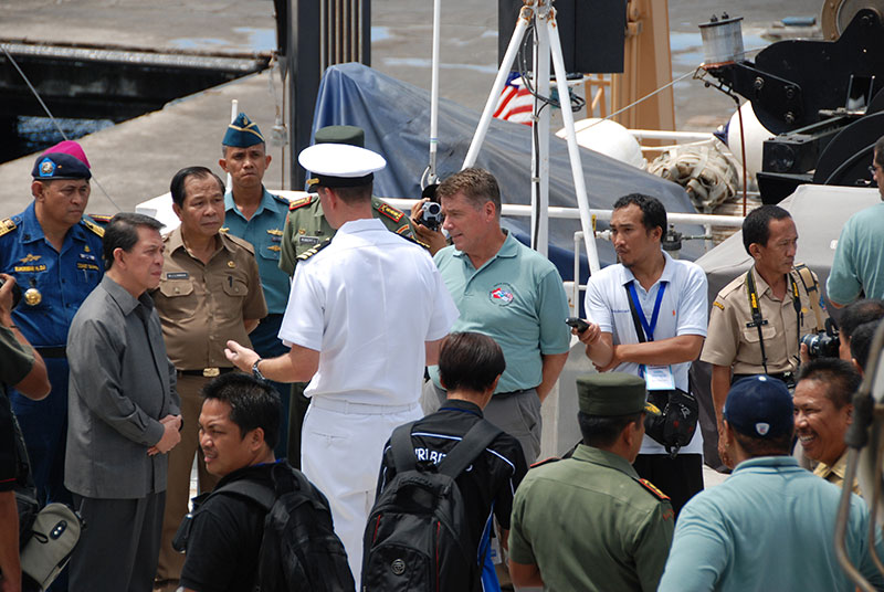 The Governor of North Sulawesi, Mayor of Bitung, Commanding Officer Joe Pica, and US Ambassador to Jakarta Cameron Hume enjoy a not-so-private discussion before the tour of the NOAA Ship Okeanos Explorer begins.