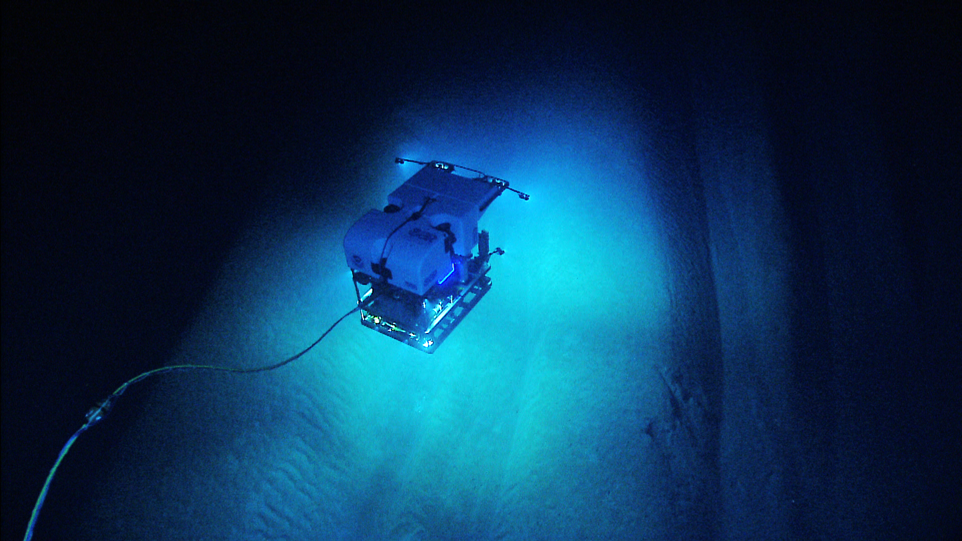 В глубоководных океанах отсутствуют. Батискаф в Марианской впадине. Глубоководный Батискаф внутри. Подводный робот Батискаф. Погружение в глубину океана.