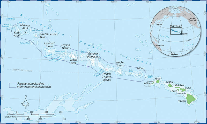 A map of the Hawaiian Archipelago showing the location of Papahānaumokuākea Marine National Monument in the Northwestern Hawaiian Islands (blue outlined area).