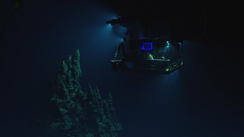 The remotely operated vehicle Deep Discoverer surveying the 14-meter hydrothermal chimney.