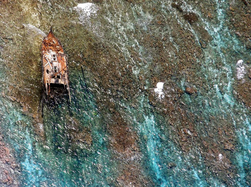 The iron that leached into the environment from this shipwreck on Palmyra Atoll and Kingman Reef had encouraged the growth of an invasive green algae. Photo: Jim Maragos, USFWS.