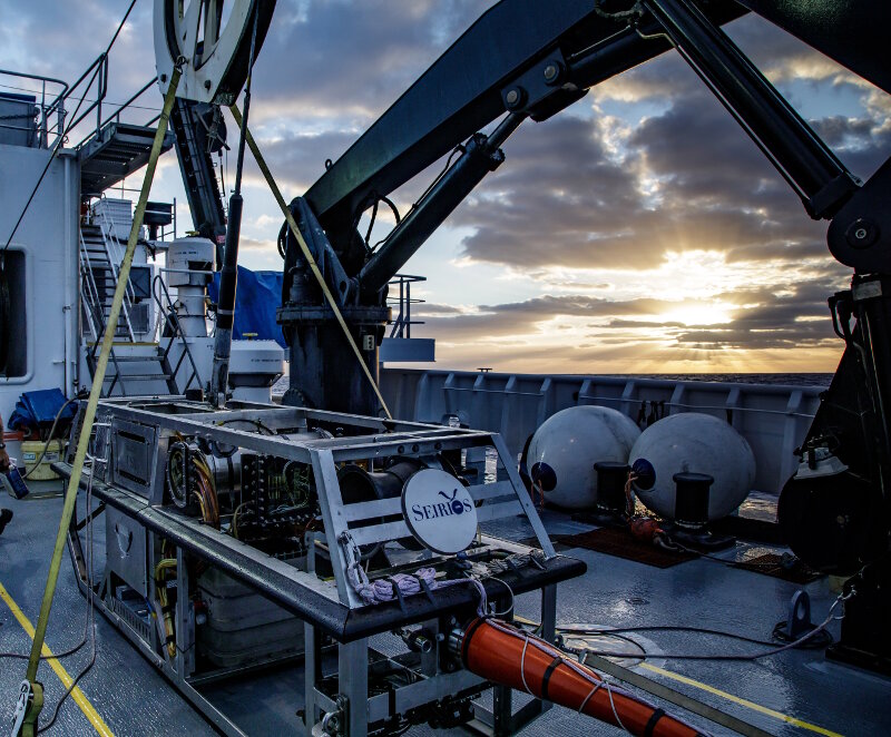 A 30 meter-long neutral tether connects Seirios to Deep Discoverer.