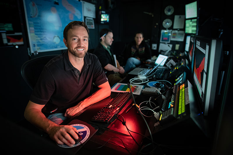 Líder del equipo de mapeo, Derek Sowers,  en la sala de control de la embarcación NOAA Okeanos Explorer. 