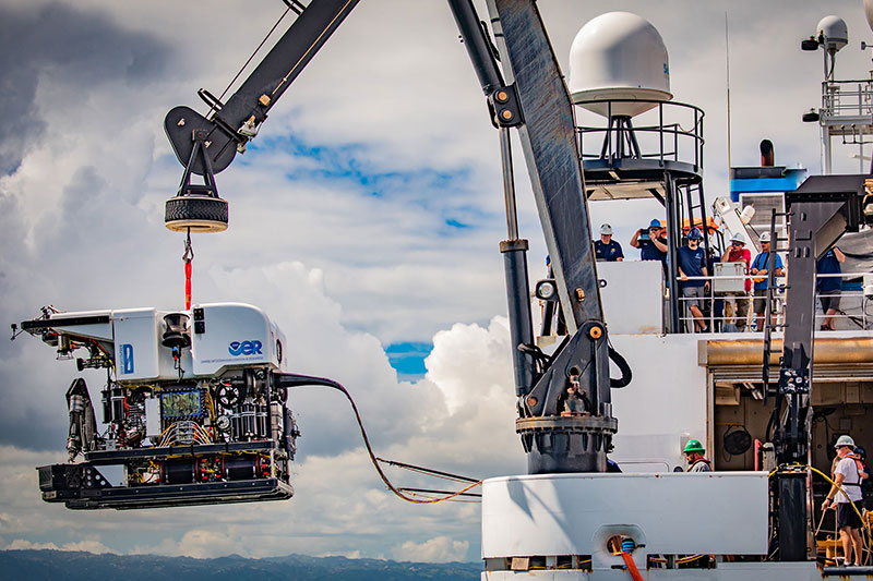 ROV Deep Discoverer se lanzará desde la cubierta trasera del NOAA Ship Okeanos Explorer.