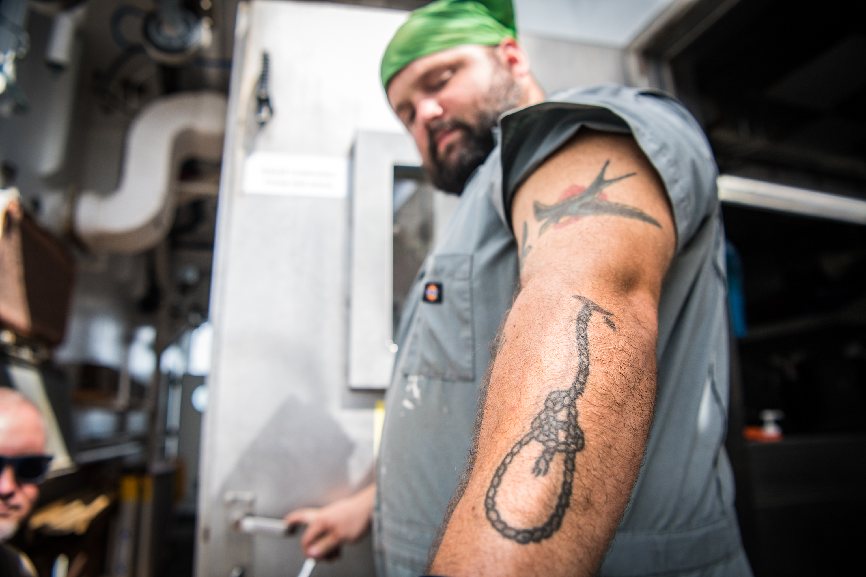 Pete’s bowline tattoo on his lower left arm represents his work as a bosun. It features a knot that is commonly used by seamen because of its strength.