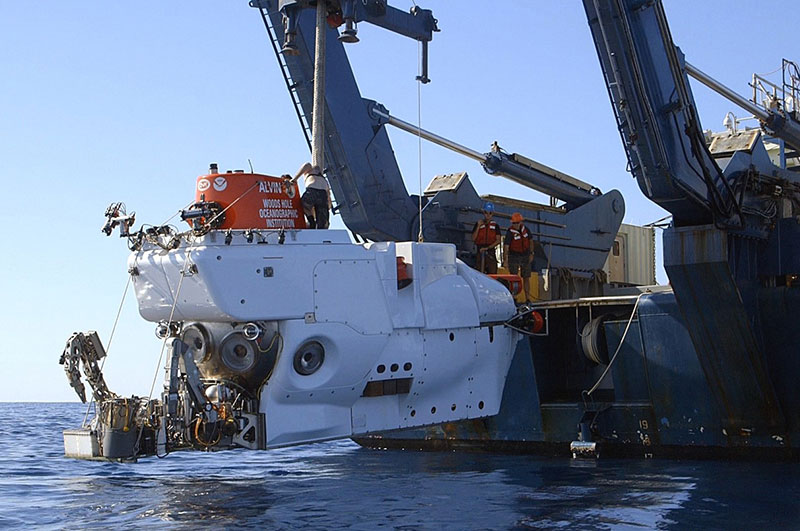 Lanzamiento de Alvin al mar; observe la cesta de muestreo en la parte delantera del submarino con todo el equipo de muestreo conectado. Imagen cortesía de Acid Horizon (2018).